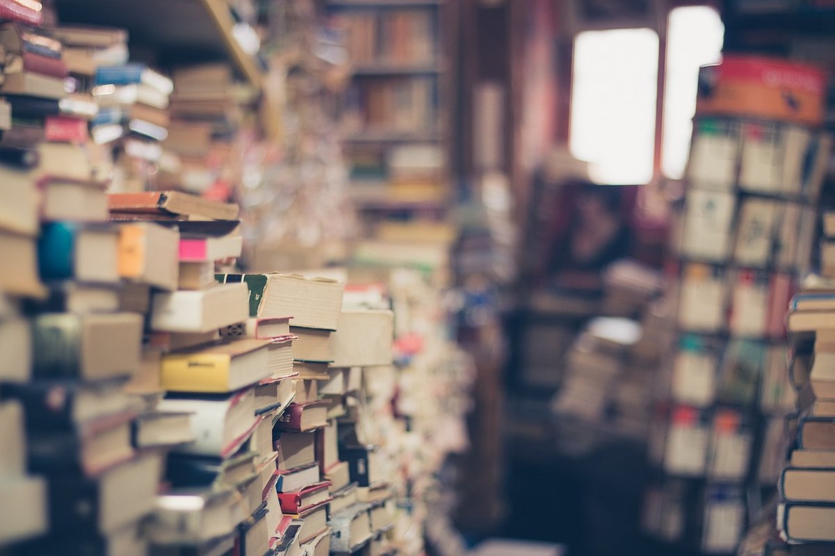 Pièce contenant des piles de livres